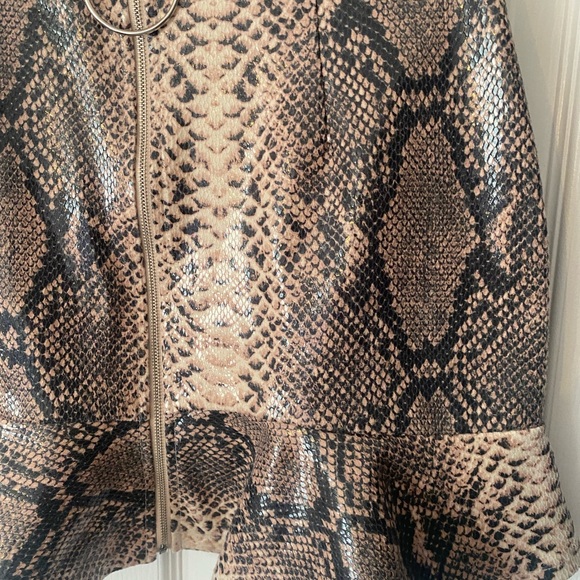 Size 10 Missguided faux leather snakeprint skirt - Picture 4 of 4